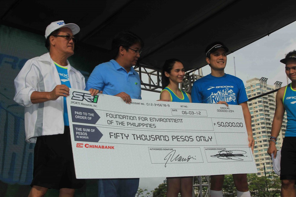 Shown in the photo are the event organizers and Jennylyn Mercado, with Godofredo Villapando receiving the cheque for FPE amounting to Fifty Thousand Pesos (P50,000).