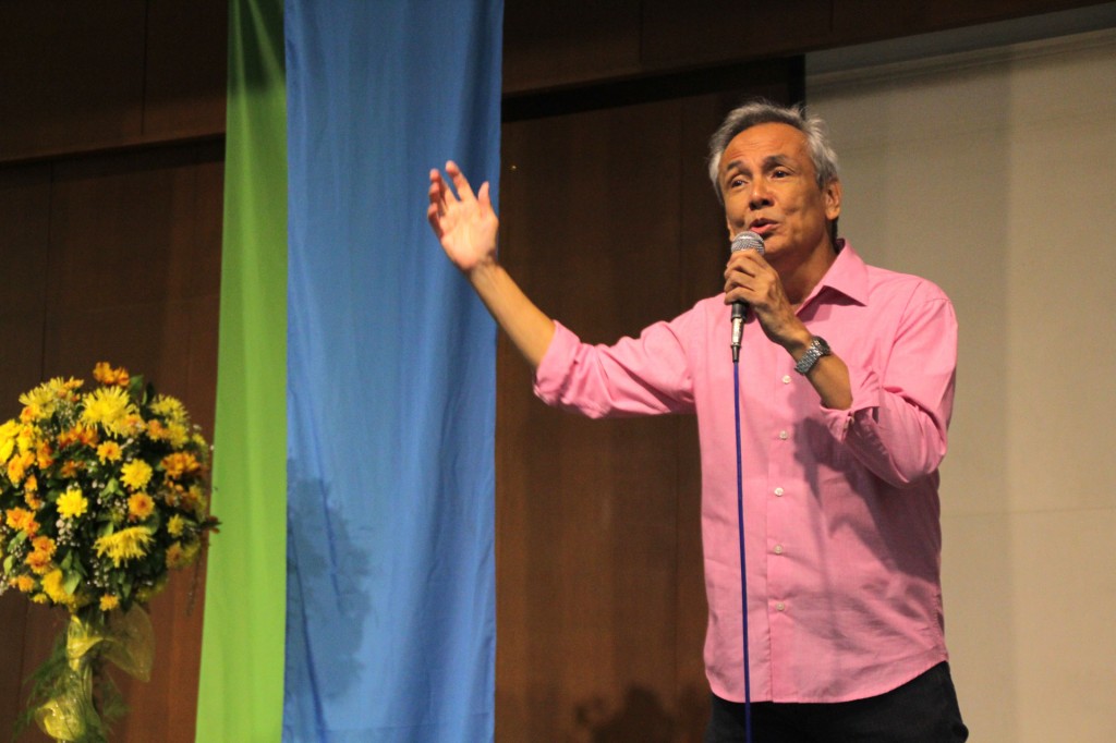 Renowned singer-songwriter and former FPE Boardmember Jim Paredes delights the audience with his share of tunes. 